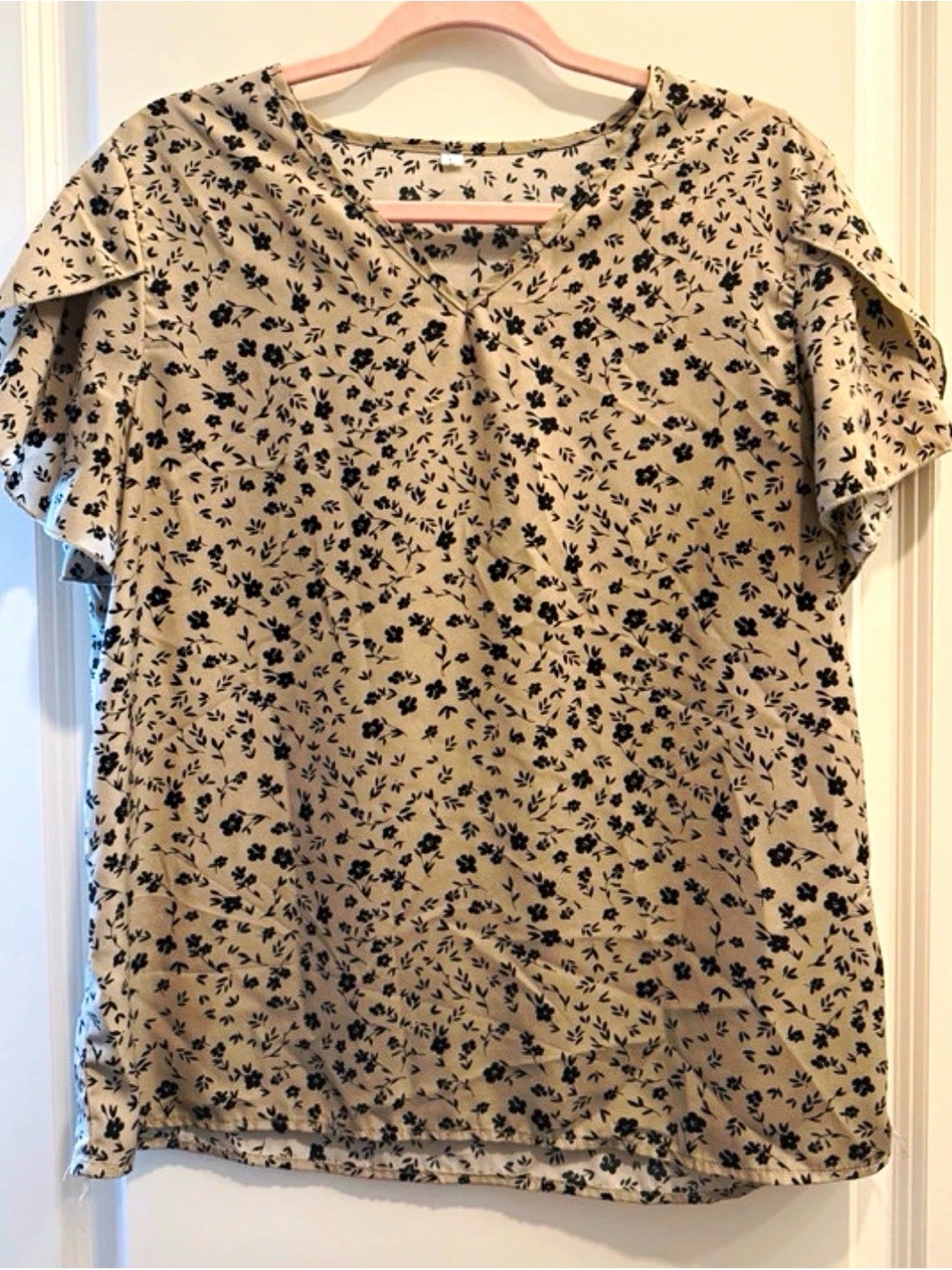 Floral Print V-Neck Women's Top in Beige and Black L